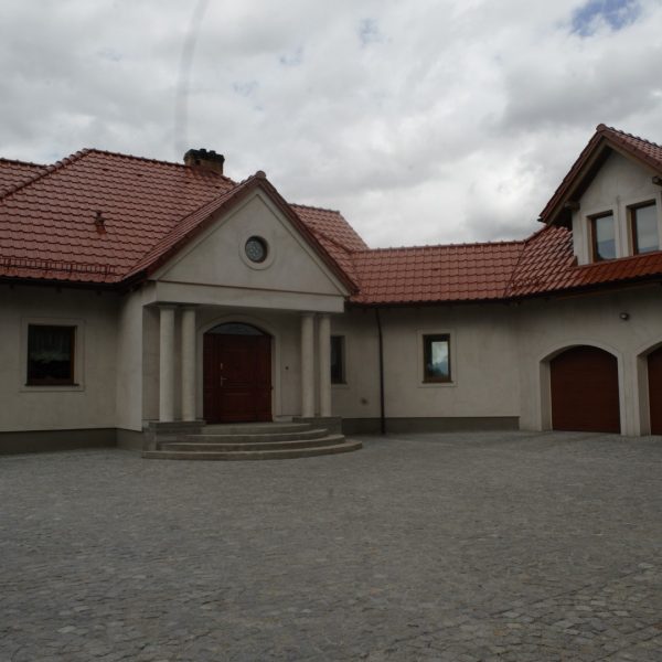 Dach pokryty dachówką Wienerberger Alegra 9 w intensywnym odcieniu czerwonej angoby.